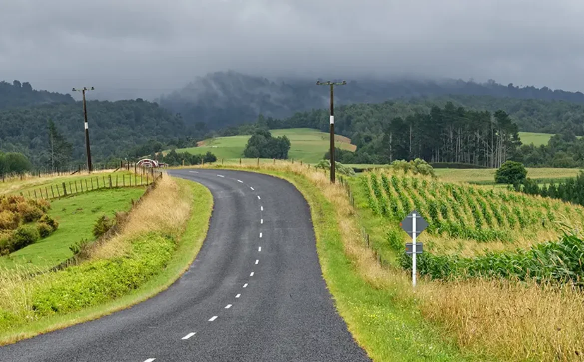 Country-Road-AdobeStock_211739257-1905×514