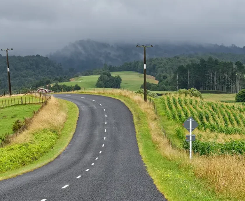 Country-Road-AdobeStock_211739257-1905×514